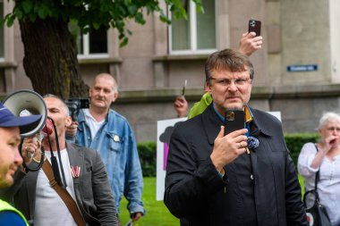 RIGA, LATVIA. 18 Haziran 2022. Politikacı Ainars Slesers, Riga Pride sırasındaki Oligarch olarak biliniyor. Kyiv Pride ile Özgürlük Yürüyüşü.