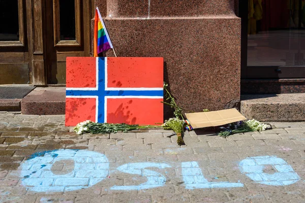 Riga 拉特维亚 2022年6月26日 在挪威驻拉脱维亚大使馆附近举手表决 表示声援男女同性恋 双性恋和变性者挪威社区 一些蜡烛被毁了 — 图库照片