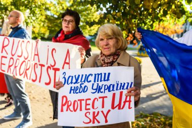 RIGA, LATVIA. 10 Ekim 2022. Riga kentindeki Rusya Büyükelçiliği yakınlarında düzenlenen protesto sırasında, Ukrayna 'ya yapılan Rus hava saldırılarını kınadılar.