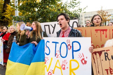RIGA, LATVIA. 10 Ekim 2022. Riga kentindeki Rusya Büyükelçiliği yakınlarında düzenlenen protesto sırasında, Ukrayna 'ya yapılan Rus hava saldırılarını kınadılar.