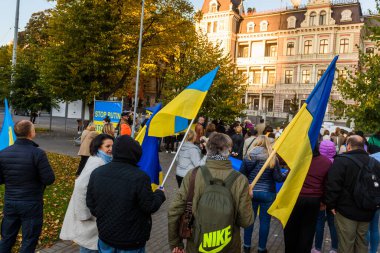RIGA, LATVIA. 10 Ekim 2022. Riga kentindeki Rusya Büyükelçiliği yakınlarında düzenlenen protesto sırasında, Ukrayna 'ya yapılan Rus hava saldırılarını kınadılar.