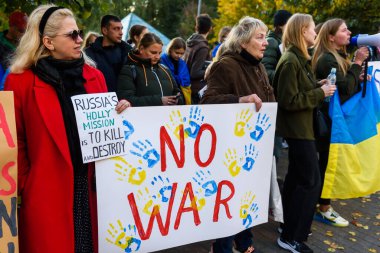 RIGA, LATVIA. 10 Ekim 2022. Riga kentindeki Rusya Büyükelçiliği yakınlarında düzenlenen protesto sırasında, Ukrayna 'ya yapılan Rus hava saldırılarını kınadılar.