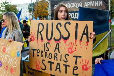 RIGA, LATVIA. 10 Ekim 2022. Riga kentindeki Rusya Büyükelçiliği yakınlarında düzenlenen protesto sırasında, Ukrayna 'ya yapılan Rus hava saldırılarını kınadılar.