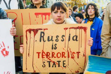 RIGA, LATVIA. 10 Ekim 2022. Riga kentindeki Rusya Büyükelçiliği yakınlarında düzenlenen protesto sırasında, Ukrayna 'ya yapılan Rus hava saldırılarını kınadılar.