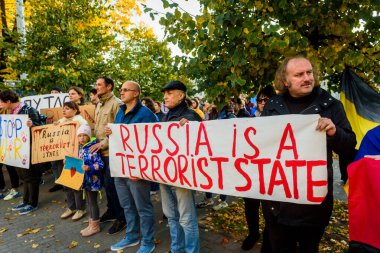 RIGA, LATVIA. 10 Ekim 2022. Riga kentindeki Rusya Büyükelçiliği yakınlarında düzenlenen protesto sırasında, Ukrayna 'ya yapılan Rus hava saldırılarını kınadılar.