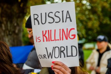 RIGA, LATVIA. 10 Ekim 2022. Riga kentindeki Rusya Büyükelçiliği yakınlarında düzenlenen protesto sırasında, Ukrayna 'ya yapılan Rus hava saldırılarını kınadılar.
