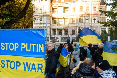 RIGA, LATVIA. 10 Ekim 2022. Riga kentindeki Rusya Büyükelçiliği yakınlarında düzenlenen protesto sırasında, Ukrayna 'ya yapılan Rus hava saldırılarını kınadılar.