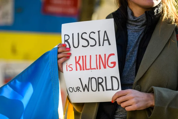 2022 사람들은 러시아 대사관 근처에서 우크라이나에 러시아의 공습을 비난하고 — 스톡 사진