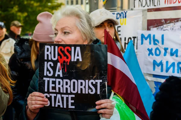 2022 사람들은 러시아 대사관 근처에서 우크라이나에 러시아의 공습을 비난하고 — 스톡 사진