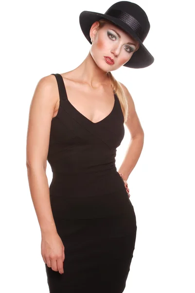 Elegancki model blondynka w klasycznej czarnej sukni — Zdjęcie stockowe