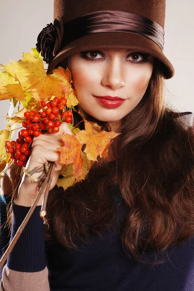 Portrait d'automne coloré de beau modèle brune — Photo