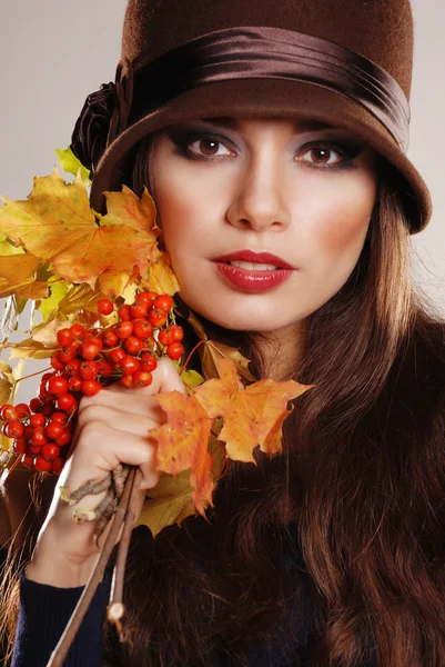 美丽的布鲁内特模型的多彩秋天肖像 — 图库照片