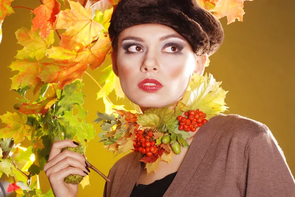 Bunte Herbst Porträt der schönen brünetten Modell — Stockfoto