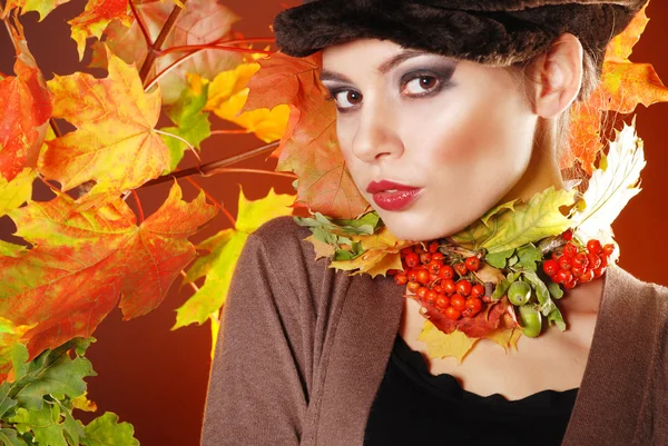 Kleurrijke herfst portret van mooie brunette model — Stockfoto