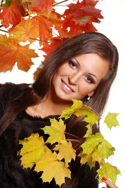 Porträt eines schönen Mädchens mit Herbstblättern — Stockfoto