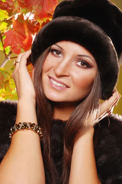 Portrét krásné dívky s podzimní listí — Stock fotografie
