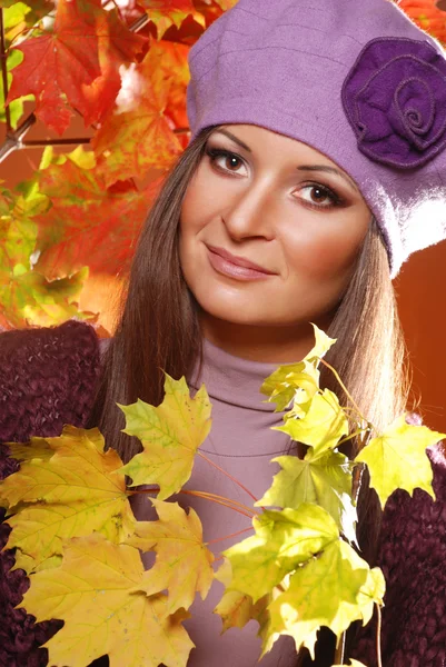 Portret van mooi meisje met herfst bladeren — Stockfoto