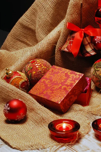 Vánoční Zátiší s dárky a svíčky — Stock fotografie