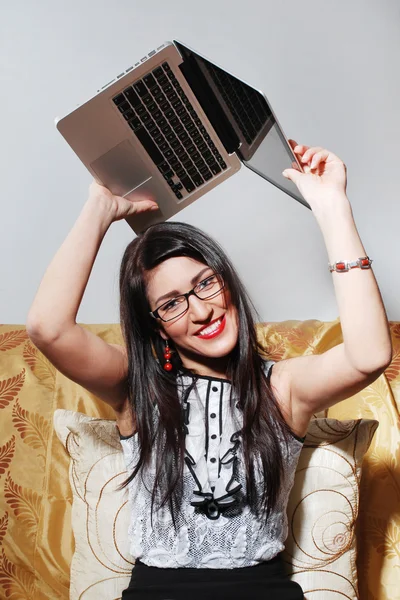 Mujer joven despreocupada con ordenador portátil —  Fotos de Stock