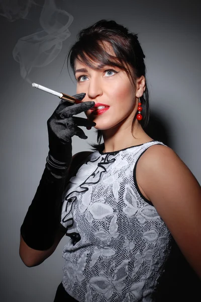 Elegante signora fumatori — Foto Stock