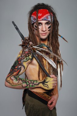 vücut sanatı ile vahşi müzisyen