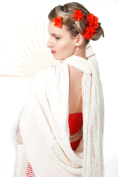 Ljusa flamenko modell med röda blommor i håret — Stockfoto