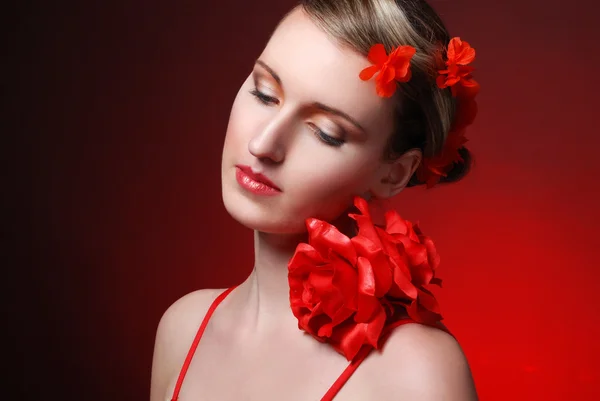 Heldere flamenko model met rode bloemen in haar — Stockfoto