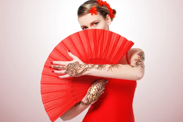 与头发中的红色花朵明亮 flamenko 模型 免版税图库照片