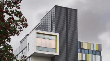 Espoo, Finlandiya - 23 Eylül 2021: Bulutlu arka plandaki modern ofis binasının zaman aşımı. Modern İskandinav mimarisi