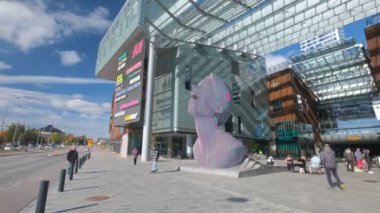 Helsinki, Finlandiya - 22 Eylül 2021: Kalasatama Mahallesi 'ndeki REDI alışveriş merkezinin yakınındaki meydan.