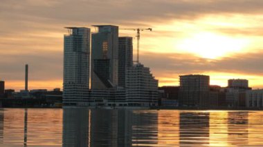Günbatımında Finlandiya 'nın Helsinki' nin Kalasatama mahallesindeki ilk gökdelenlerin manzarası. Modern İskandinav mimarisi.
