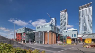 Helsinki, Finlandiya - 22 Eylül 2021: Kalasatama Mahallesi 'ndeki REDI alışveriş merkezinin yakınındaki meydan. Finlandiya 'daki ilk gökdelenler
