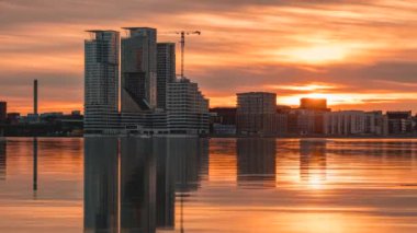 Günbatımında Finlandiya 'nın Helsinki' nin Kalasatama mahallesindeki ilk gökdelenlerin manzarası. Modern İskandinav mimarisi.