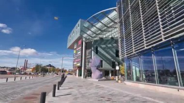 Helsinki, Finlandiya - 22 Eylül 2021: Kalasatama Mahallesi 'ndeki REDI alışveriş merkezi yakınlarındaki meydanın aşırı sürati. Hans-Christian Berg 'ün Nereidi heykeli