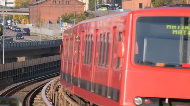 フィンランド ヘルシンキ2021年9月27日 カラサタマ駅から地下鉄がトンネル内に入る — ストック動画