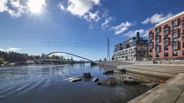 時間フィンランドのヘルシンキのカラサタマ地区の堤防の崩壊 旧港街の優しさの素晴らしい例がカラサタマ地区です — ストック動画