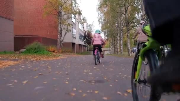 Mamman Och Dottern Cyklade Gågatan Begreppet Liv Den Europeiska Staden — Stockvideo
