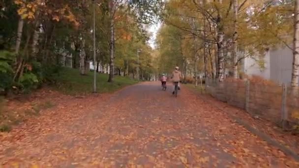 Anya Lánya Bicikliznek Sétálóutcán Élet Fogalma Európai Városban Arany Ősz — Stock videók
