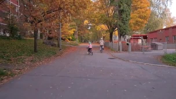 Anya Lánya Bicikliznek Sétálóutcán Élet Fogalma Európai Városban Arany Ősz — Stock videók