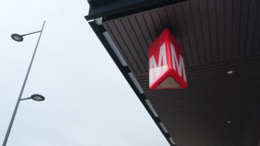 Espoo, Finlandiya - 8 Ekim 2021: Kırmızı Metro İşareti
