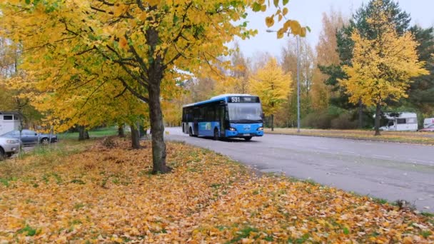 Espoo Finlandia Octubre 2021 Autobús Urbano Azul Sale Parada Autobús — Vídeo de stock