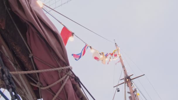 Флаги Лампы Мачте Старого Парусника Облачном Фоне Неба — стоковое видео