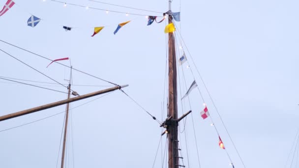 Vlaggen Lampen Mast Van Een Oud Zeilschip Bewolkte Lucht Achtergrond — Stockvideo