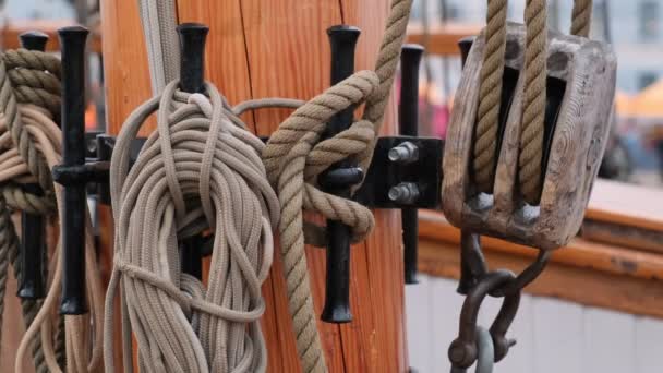 Eski Ahşap Yelkenli Gemi Makarası Demirli Denizcilik Halatıyla Engelle Yakala — Stok video