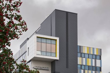 Espoo, Finlandiya - 23 Eylül 2021: Bulutlu arka plandaki modern ofis binasının zaman aşımı. Modern İskandinav mimarisi