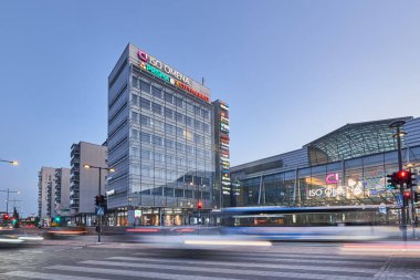 Espoo, Finlandiya - 26 Eylül 2021: Iso Omena alışveriş merkezi. Modern İskandinav mimarisi
