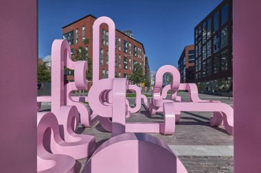 Helsinki, Finlandiya - 27 Eylül 2021: Kalasatama Mahallesi Erken Bir Sabah Heykeli, Sanatçı: Jacob Dahlgren (2019)