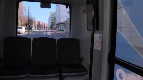 フィンランドのヘルシンキの街を移動する自動運転電動ロボットバスの内装 — ストック動画