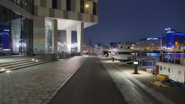 フィンランド ヘルシンキ2021年10月31日 クラリオンホテル近くの堤防を夜歩く — ストック動画