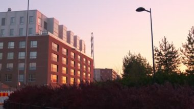 Modern İskandinav mimarisi. Günbatımı modern bir konut binasının camlarına yansıyor. Helsinki, Finlandiya 'nın Kalasatama mahallesi.